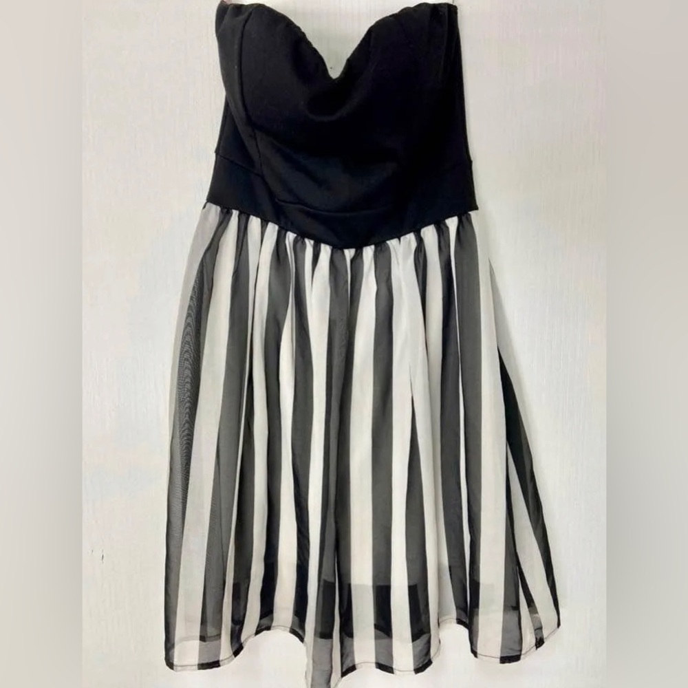 Womens Cute Summer Dress Size Medium in good condition 🖤🤍